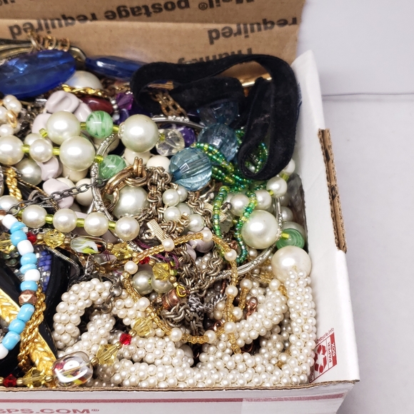 2+ lb. Vintage to Now Mixed Craft/Wearable Jewelry Lot. - Picture 4 of 5